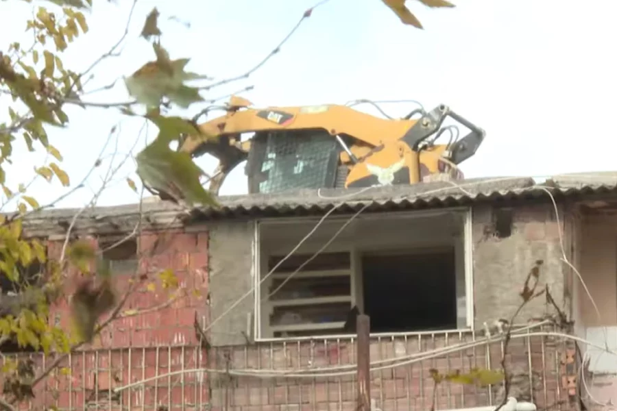 Bakıda tikinti şirkəti yataqxana sakinləri binada ola-ola söküntü işləri aparır – ŞİKAYƏT + VİDEO