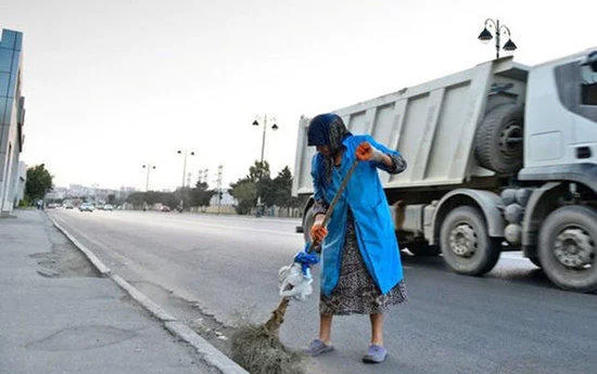 Yolu süpürən qadını maşın vurub öldürdü 