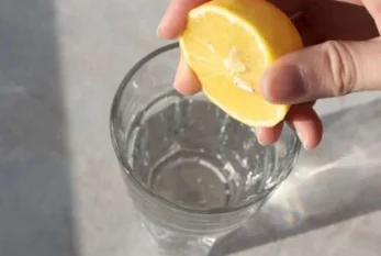 Acqarnına limonlu su içməyin inanılmaz faydaları 