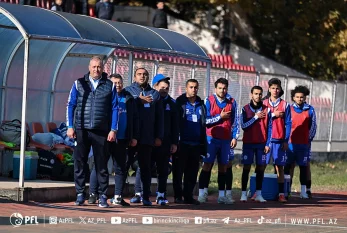 Köməkçi və futbolçu ayrıldı - Dilindən söyüş düşməyən baş məşqçiyə görə 