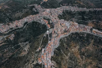 Bu şəhərə girənlər fərqinə varmır, amma kənardan görənlər heyrətlənir - Foto