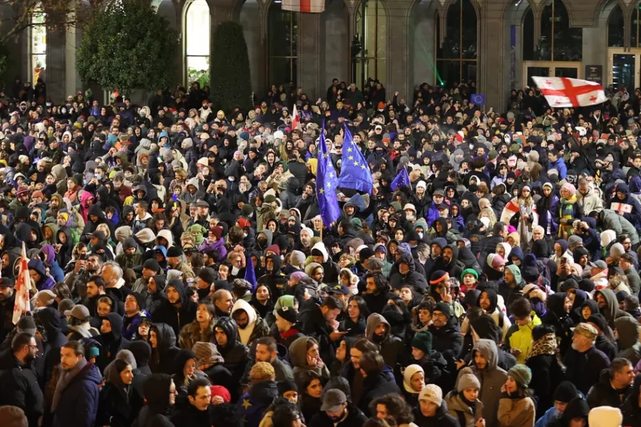 Gürcüstan prezidenti etirazlara qoşuldu – Polislə nümayişçilər arasında toqquşma 