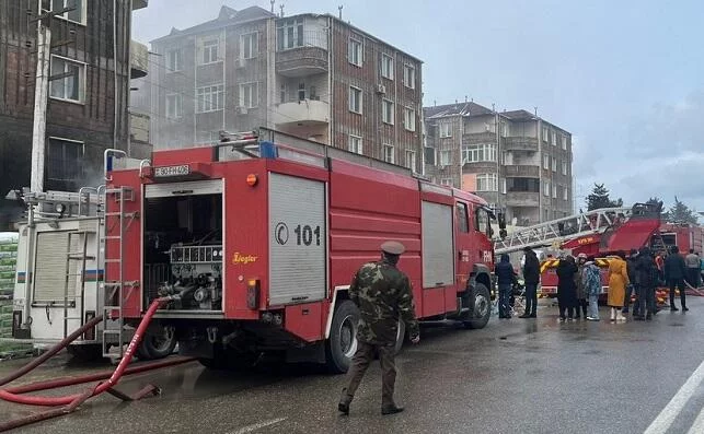 Bakıda yaşayış binasında yanğın başlayıb - VİDEO - YENİLƏNİB