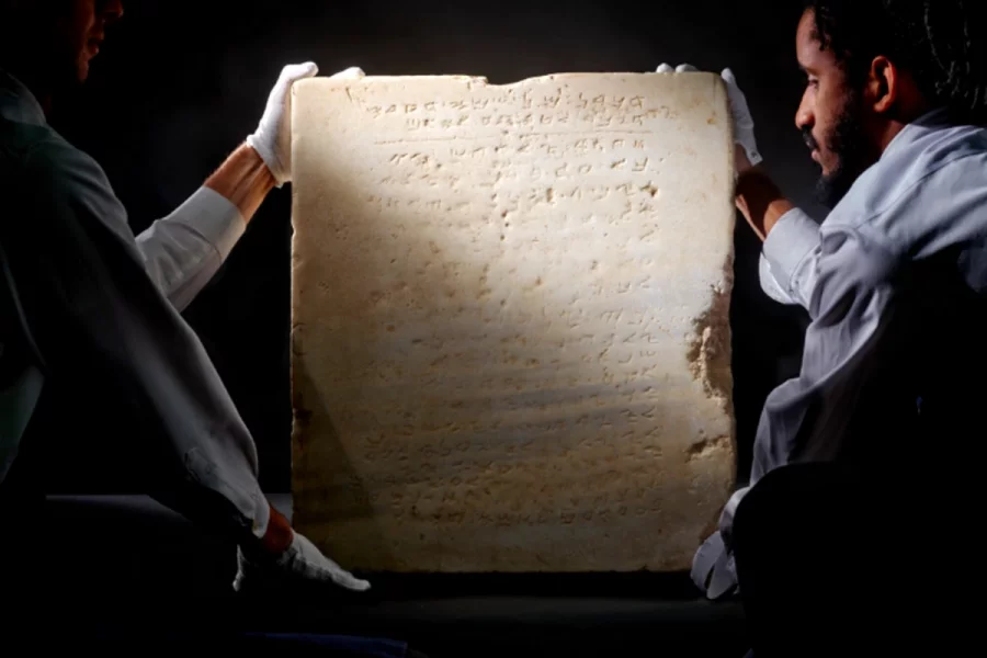 Üzərində peyğəmbərin göstərişləri olan lövhə hərracda satıldı: Bir ayə maraq yaratdı – FOTO