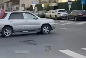 Bakının mərkəzində yeni asfaltlanan yol çökdü - VİDEO